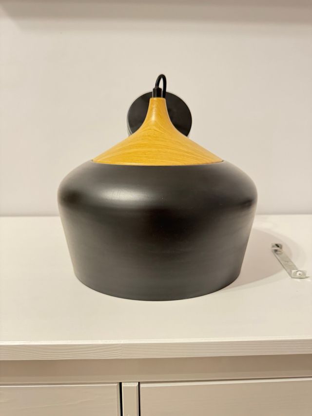 Lámpara de techo de madera y metal.