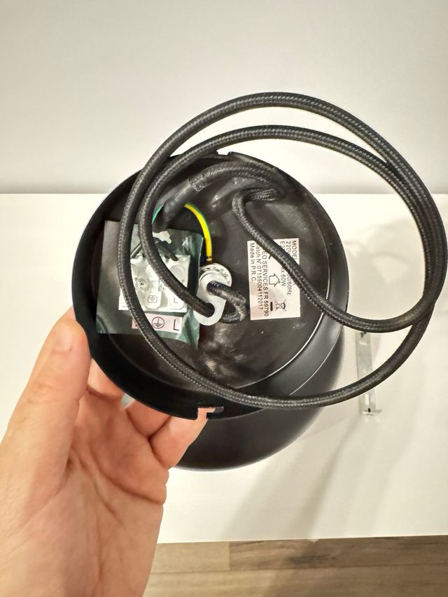 Lámpara de techo de madera y metal.