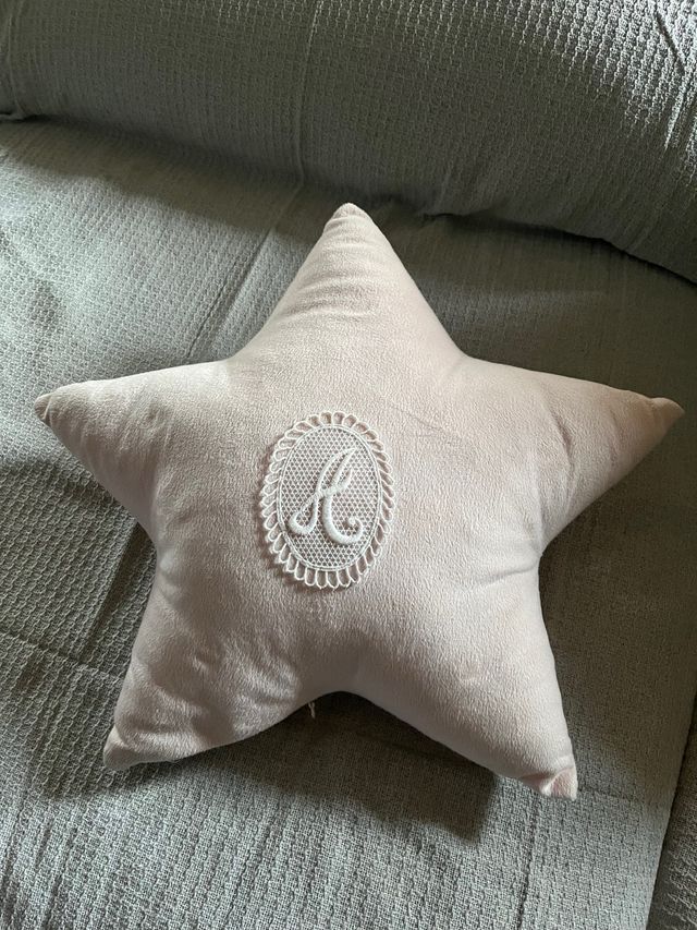 Cojín estrella rosa con letra A
