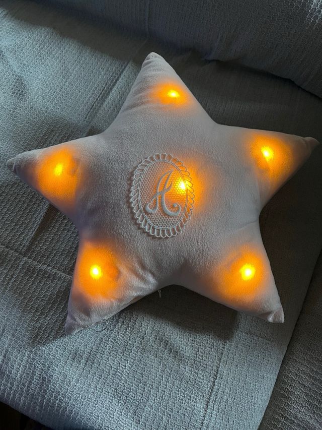 Cojín estrella rosa con letra A