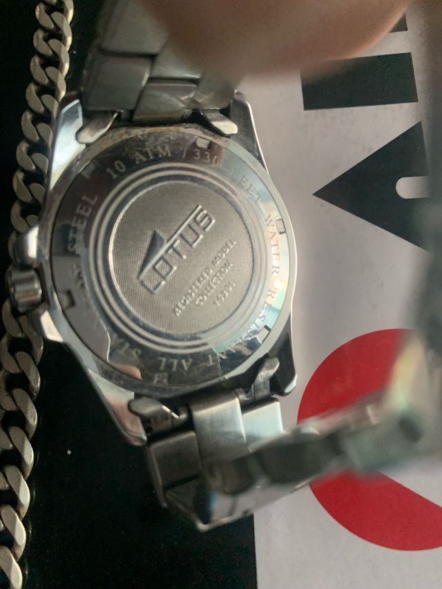 Cadena, pulsera plata y reloj Lotus