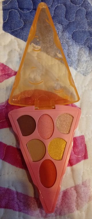 Paleta de sombras de ojos con forma de pizza