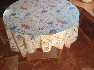 Mesa redonda con cristal, brasero y enagüillas.