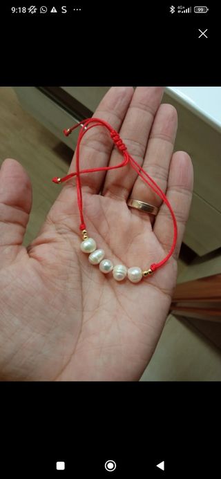 Pulsera de cordón rojo con perlas