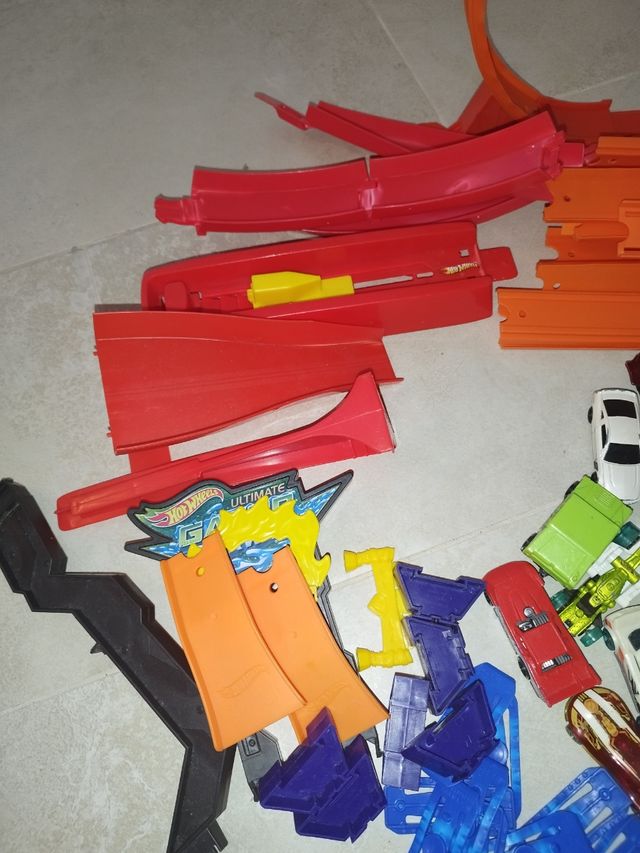 Lote de Coches y Pista Hot Wheels