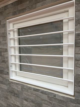 Reja de seguridad blanca para ventana