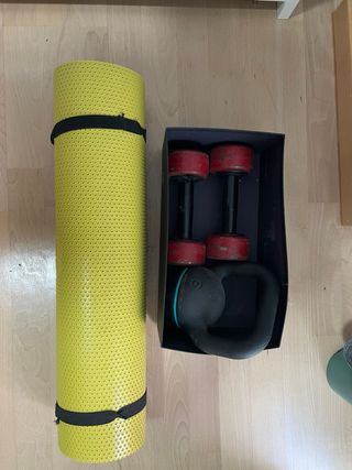 Pesas, kettlebell y esterilla para deporte