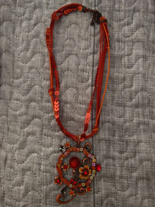 Collar antiguo con colgante floral.