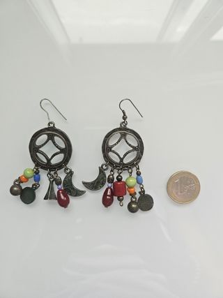 Pendientes largos étnicos con abalorios