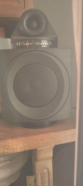 Subwoofer y Altavoces Wharfedale 2.1