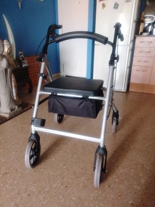 Andador 4 ruedas con asiento