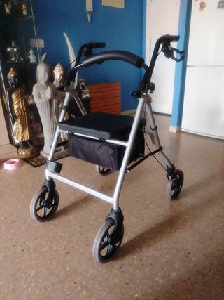 Andador 4 ruedas con asiento