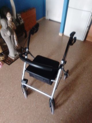 Andador 4 ruedas con asiento