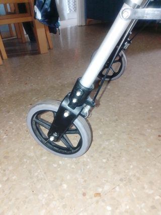Andador 4 ruedas con asiento