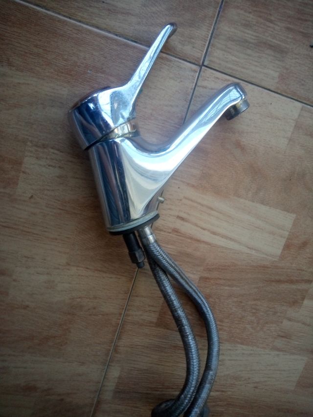 Grifo de lavabo metal y plástico