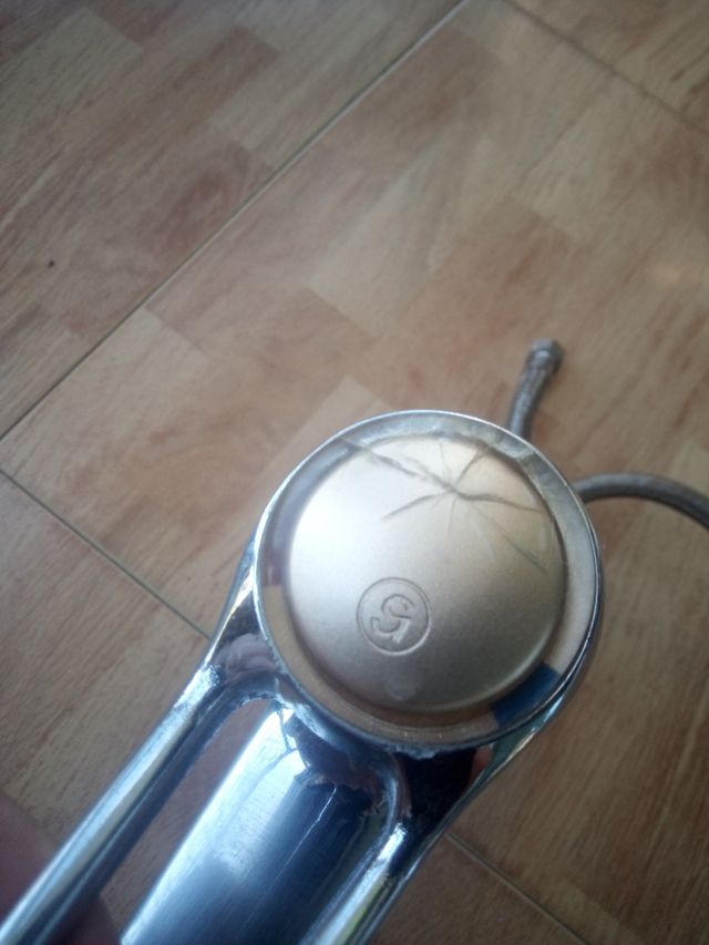 Grifo de lavabo metal y plástico