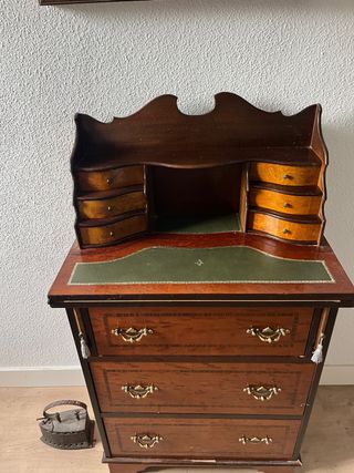 Secreter de madera con detalles en cuero