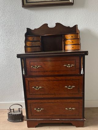 Secreter de madera con detalles en cuero