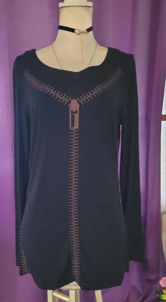 Blusa nera con design a cerniera