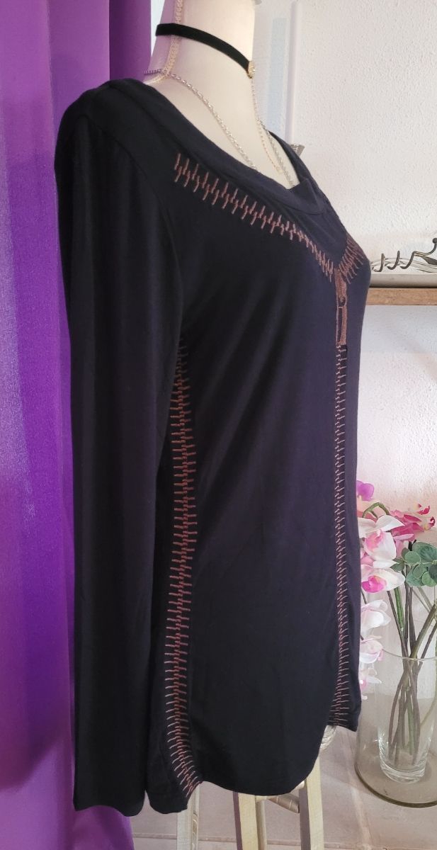 Blusa nera con design a cerniera