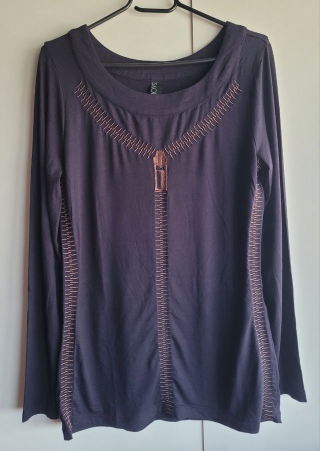 Blusa nera con design a cerniera