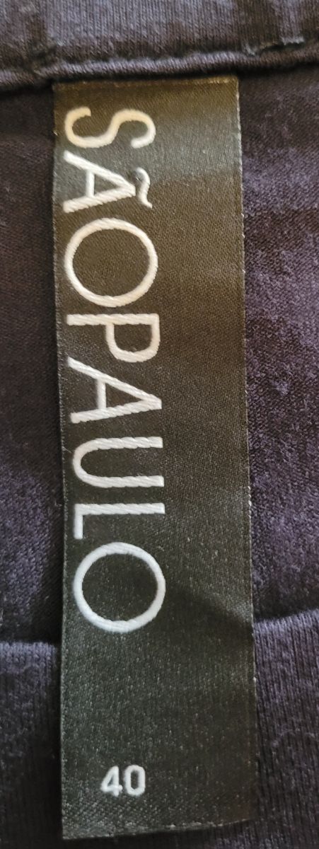 Blusa nera con design a cerniera