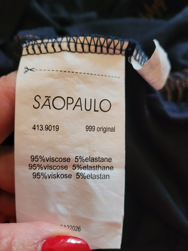 Blusa nera con design a cerniera