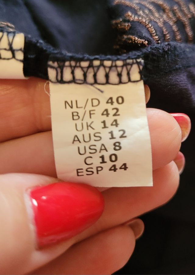 Blusa nera con design a cerniera