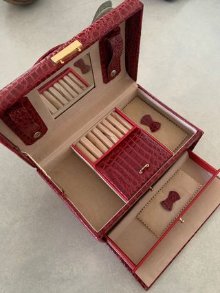 Joyero Rojo con Detalles Dorados