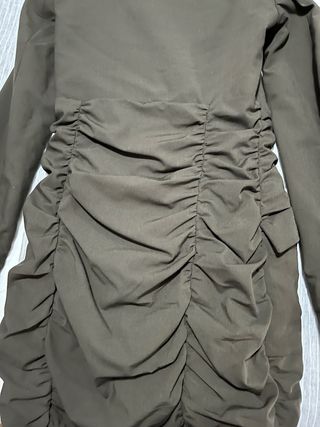 Vestido Zara drapeado verde oliva