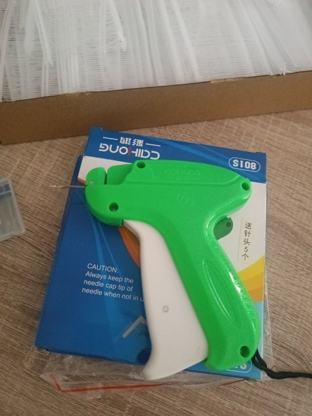 Etiquetadora de mano con agujas