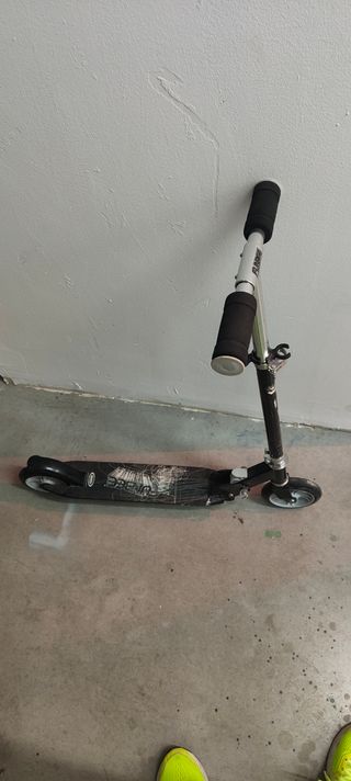 Patinete plegable negro niños. Y regalo el morado.