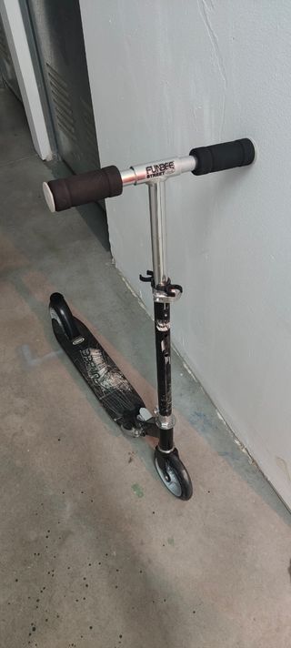 Patinete plegable negro niños. Y regalo el morado.