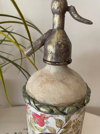 Botella antigua decorada a mano