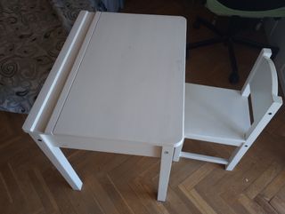 Escritorio infantil IKEA blanco y Silla a conjunt