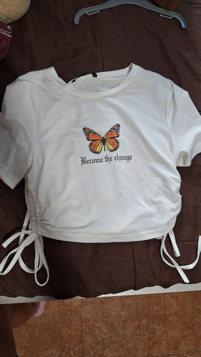 Camiseta blanca con mariposa y cordones