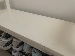 Mueble recibidor blanco y negro