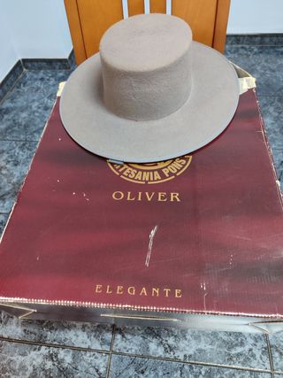 Traje campero gris y

Sombrero