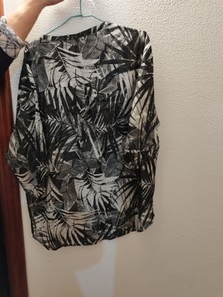 Camisa estampada hojas, con un poco de brillo.