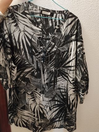 Camisa estampada hojas, con un poco de brillo.