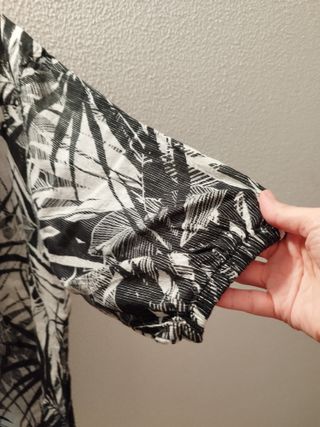 Camisa estampada hojas, con un poco de brillo.