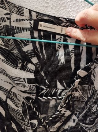 Camisa estampada hojas, con un poco de brillo.