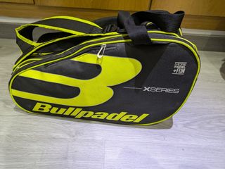 Paletero Bullpadel XSeries Negro/Amarillo