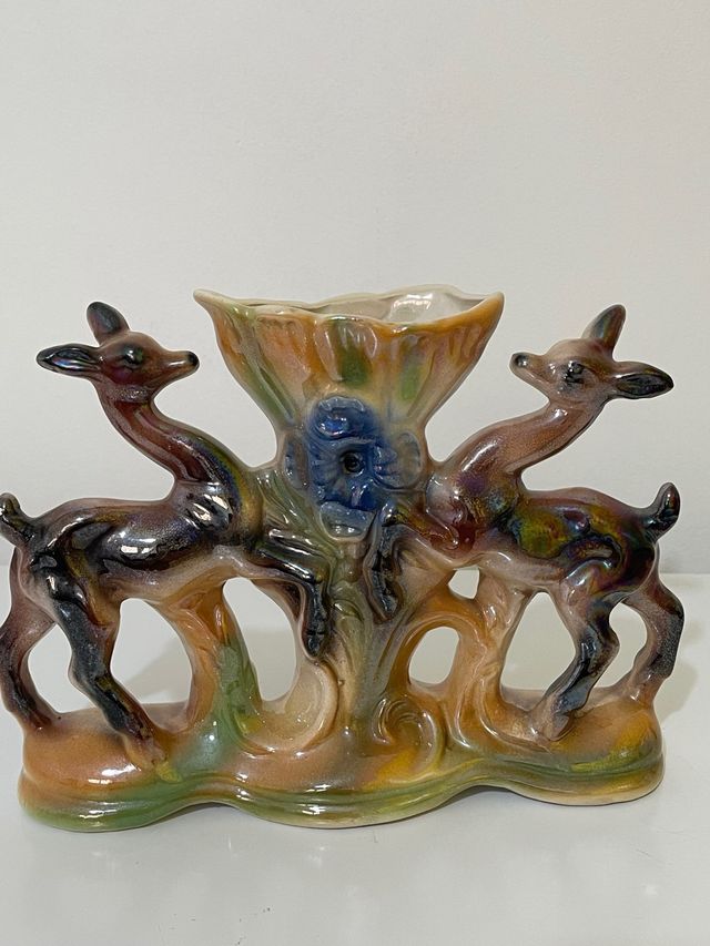 Antico vaso in porcellana con cervi