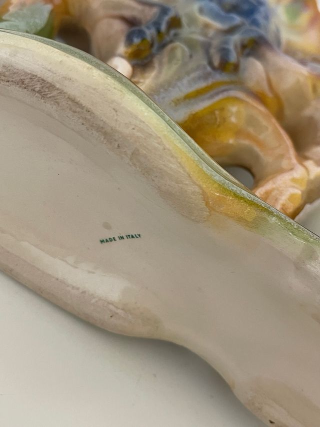 Antico vaso in porcellana con cervi