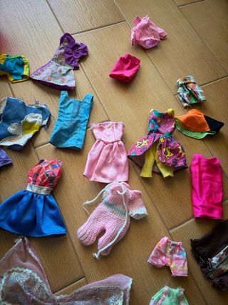 Ropa barbies + sillón y muñeca