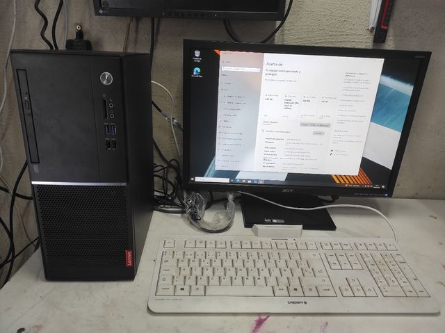 PC Lenovo con Monitor y Teclado