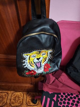 Mochila negra polipiel con tigre bordado