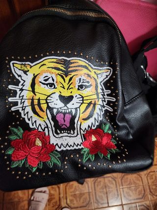 Mochila negra polipiel con tigre bordado