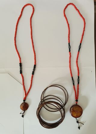 Dos collares con colgante y aros